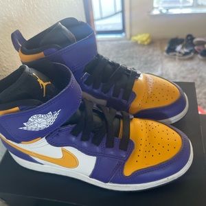 Jordan 1 High FlyEase, great condition 4Y